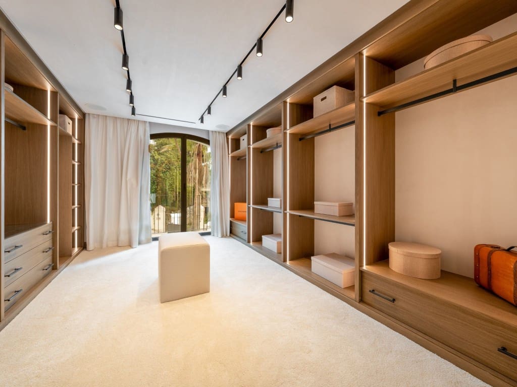 5 bedroom Villa for sale in Nueva Andalucia with pool garage - € 8,300,000 (Ref: 9488161)