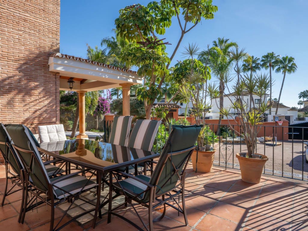 5 bedroom Villa for sale in Nueva Andalucia with pool garage - € 1,700,000 (Ref: 9511952)