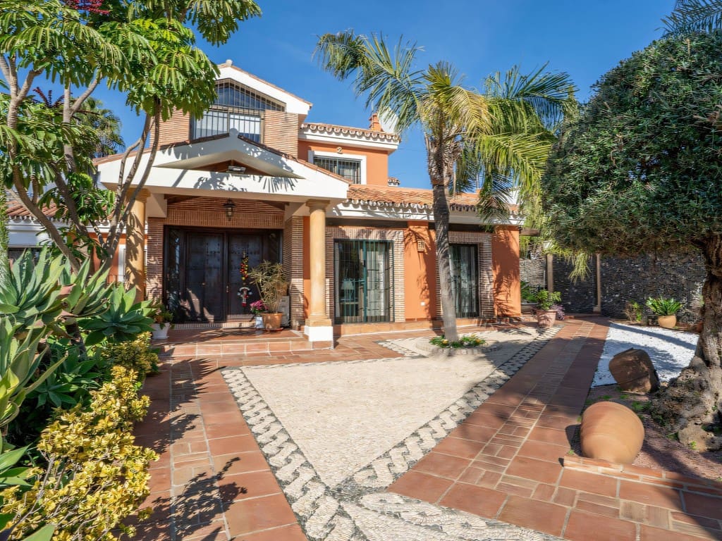 5 bedroom Villa for sale in Nueva Andalucia with pool garage - € 1,700,000 (Ref: 9511952)