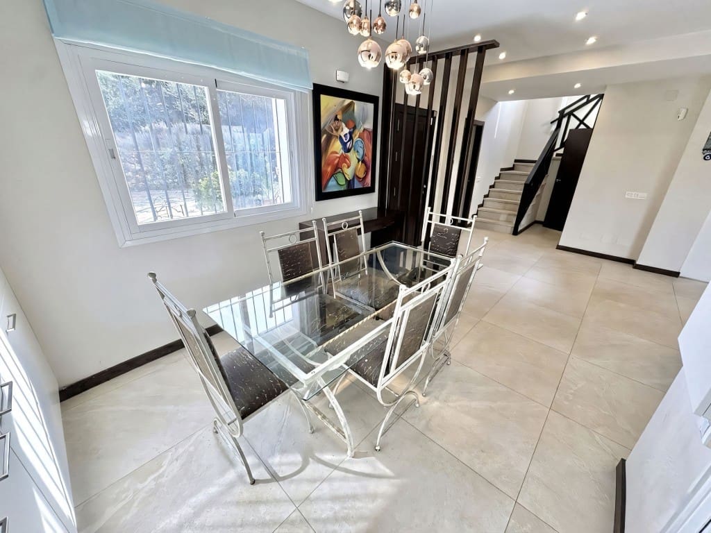 5 bedroom Villa for sale in Nueva Andalucia with pool garage - € 1,695,000 (Ref: 9518399)