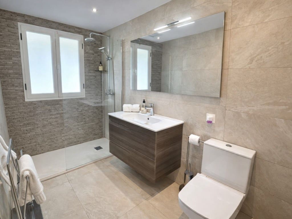 5 bedroom Villa for sale in Nueva Andalucia with pool garage - € 1,695,000 (Ref: 9518399)