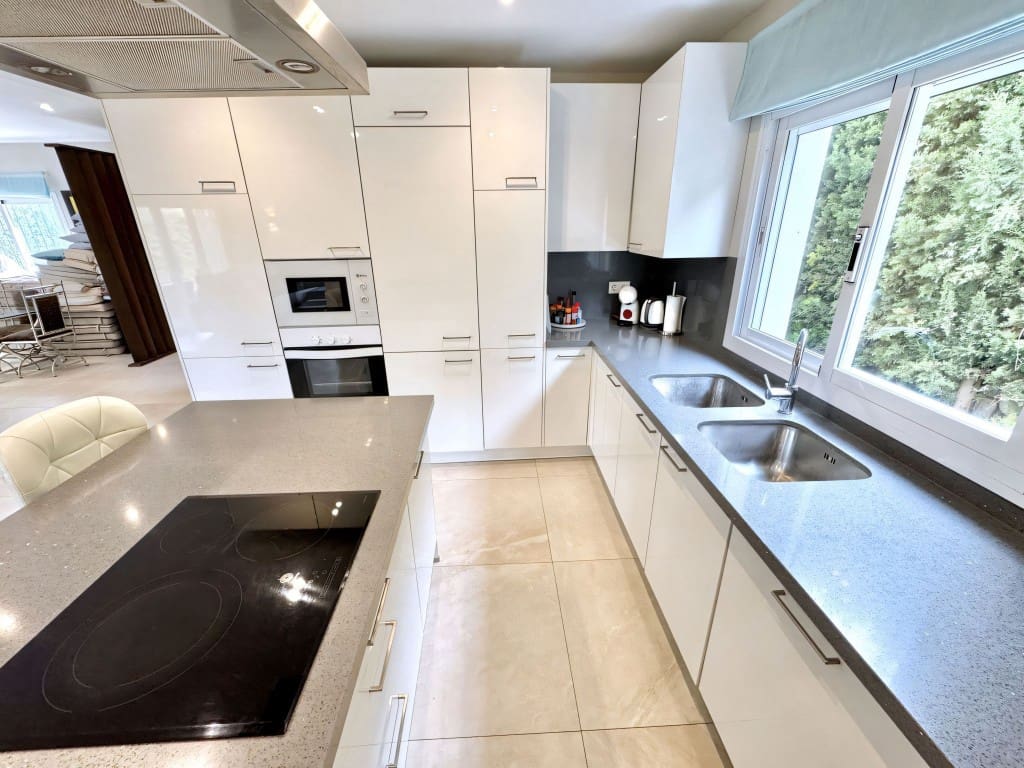 5 bedroom Villa for sale in Nueva Andalucia with pool garage - € 1,695,000 (Ref: 9518399)