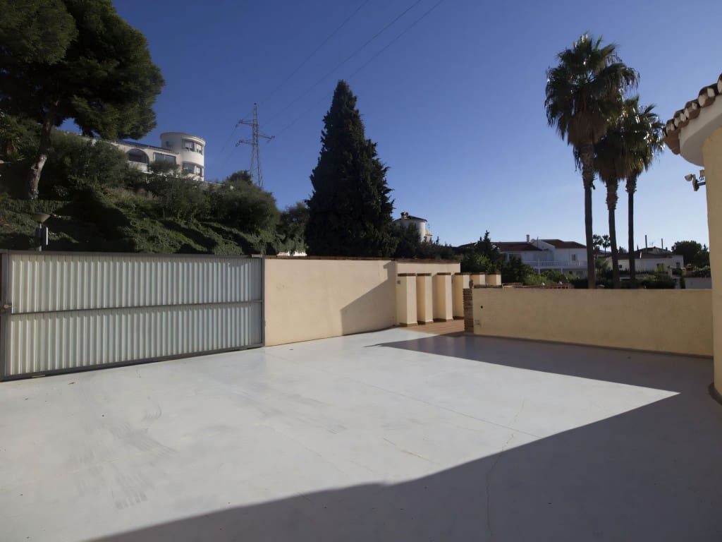 3 bedroom Villa for sale in Benalmadena with pool garage - € 670,000 (Ref: 9523916)