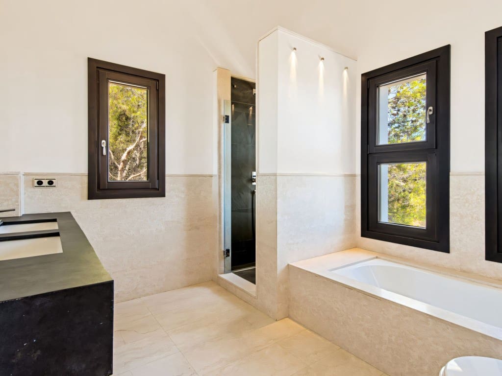 5 sypialnia Willa na sprzedaż w Los Monteros z basenem garażem - 2 950 000 € (Ref: 9523917)