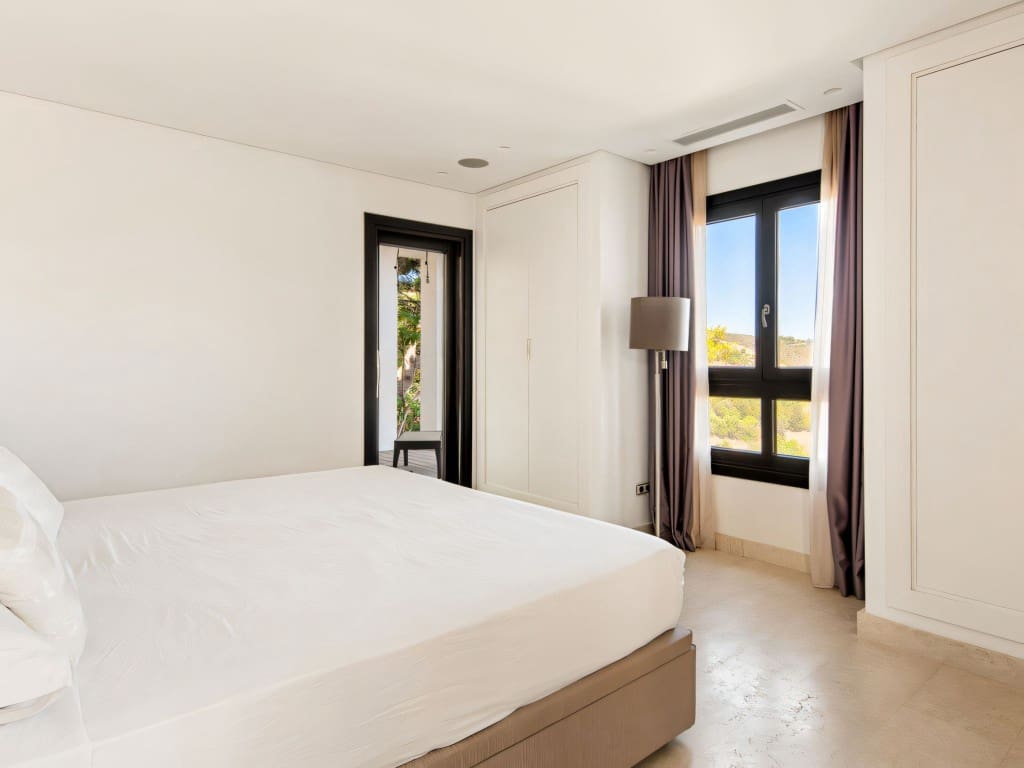 5 sypialnia Willa na sprzedaż w Los Monteros z basenem garażem - 2 950 000 € (Ref: 9523917)