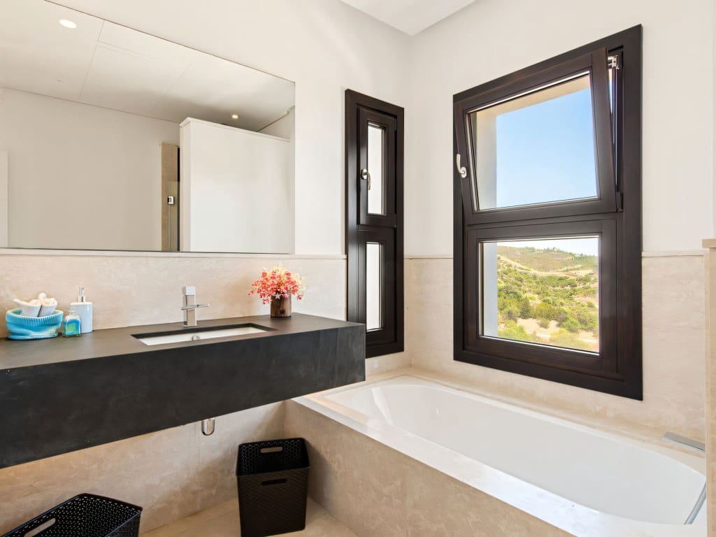 5 sypialnia Willa na sprzedaż w Los Monteros z basenem garażem - 2 950 000 € (Ref: 9523917)