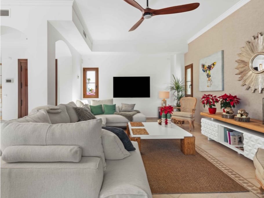 4 soveværelse Villa til salg i New Golden Mile med swimmingpool garage - € 1.299.000 (Ref: 9529384)