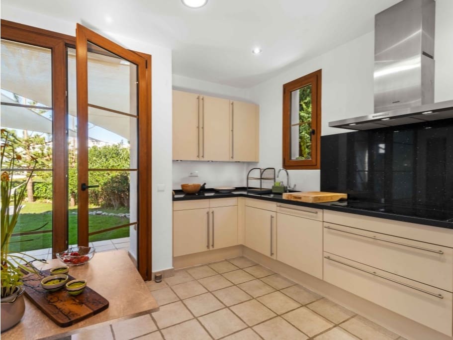 4 soveværelse Villa til salg i New Golden Mile med swimmingpool garage - € 1.299.000 (Ref: 9529384)