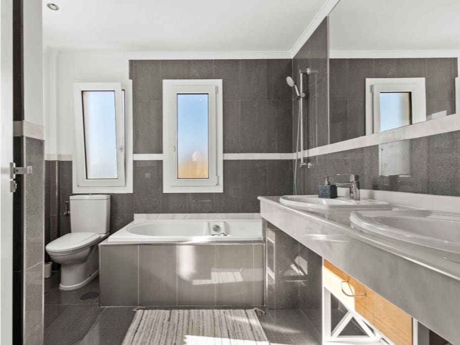 4 soveværelse Villa til salg i New Golden Mile med swimmingpool garage - € 1.299.000 (Ref: 9529384)