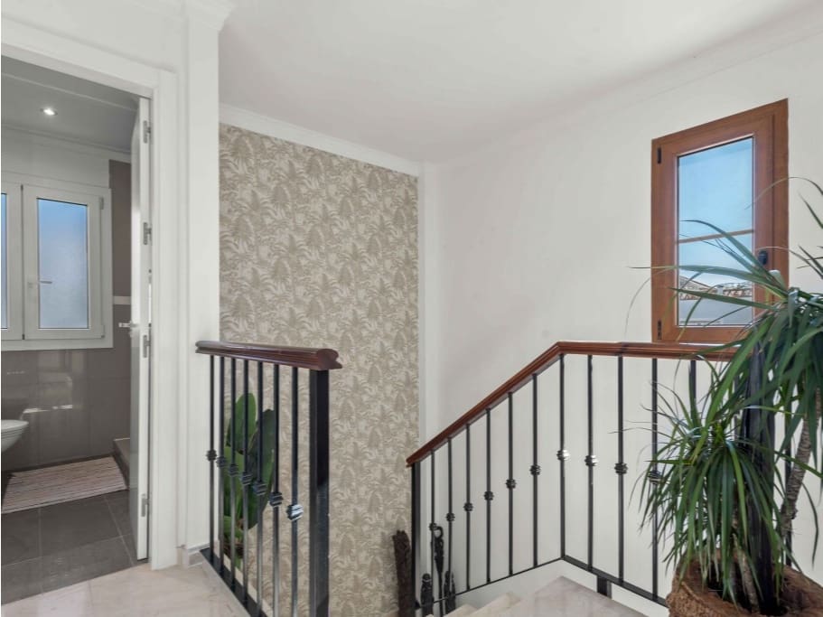 4 soveværelse Villa til salg i New Golden Mile med swimmingpool garage - € 1.299.000 (Ref: 9529384)