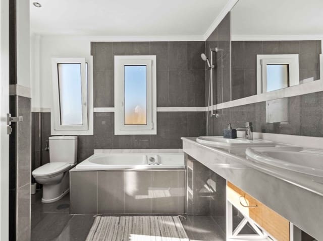 4 soveværelse Villa til salg i New Golden Mile, Estepona med swimmingpool garage - € 1.299.000 (Ref: 9529384)