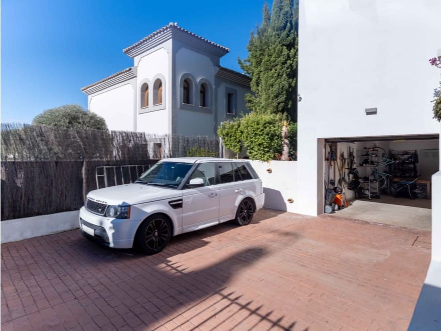 4 soveværelse Villa til salg i New Golden Mile med swimmingpool garage - € 1.299.000 (Ref: 9529384)