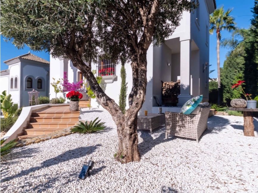 4 soveværelse Villa til salg i New Golden Mile med swimmingpool garage - € 1.299.000 (Ref: 9529384)