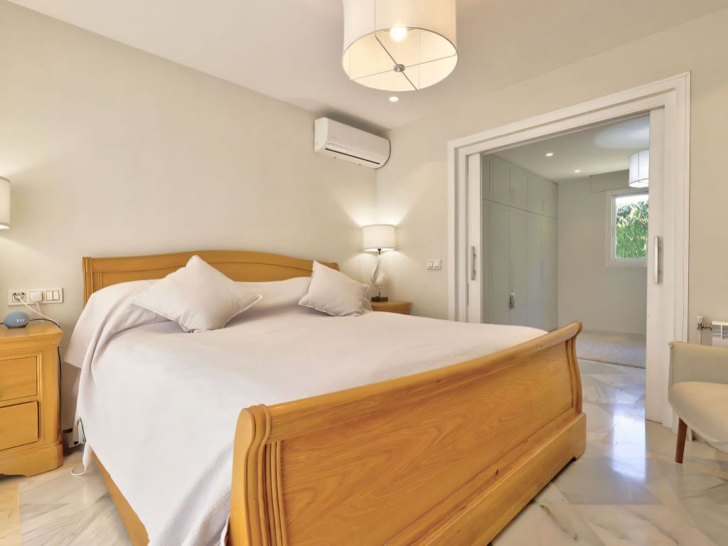 4 slaapkamer Villa te koop in Calahonda met zwembad garage - € 1.275.000 (Ref: 9529386)