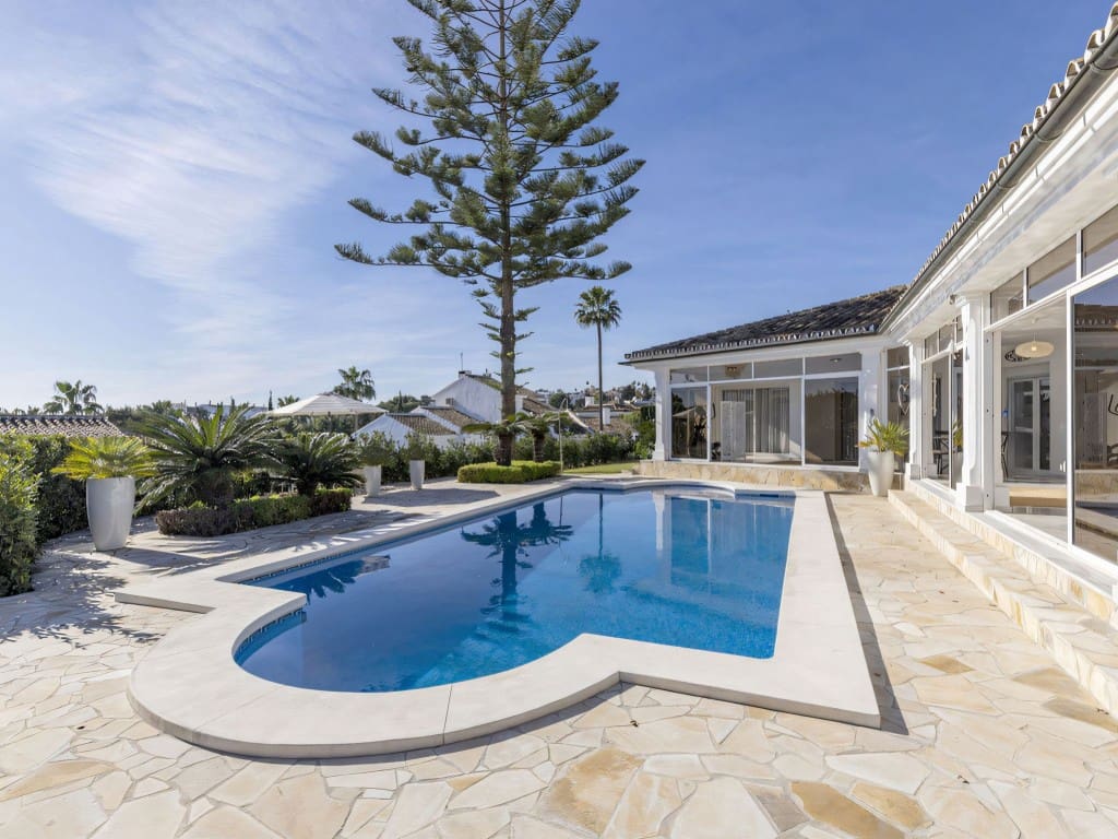 4 slaapkamer Villa te koop in Calahonda met zwembad garage - € 1.275.000 (Ref: 9529386)