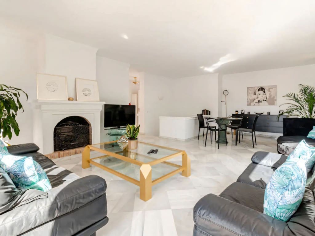 4 bedroom Villa for sale in Marbella with pool garage - € 1,750,000 (Ref: 9537184)