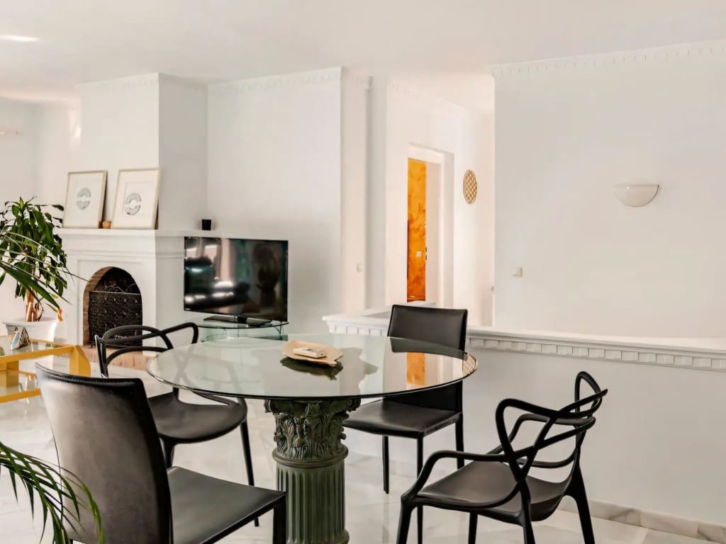 4 bedroom Villa for sale in Marbella with pool garage - € 1,750,000 (Ref: 9537184)