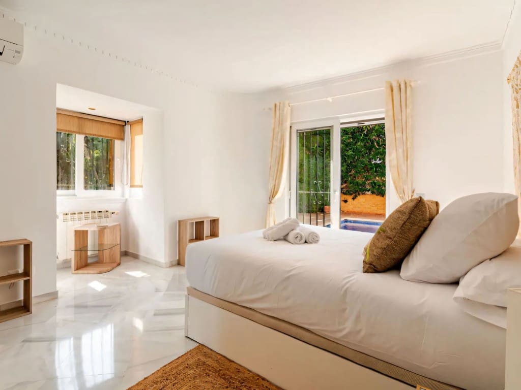 4 bedroom Villa for sale in Marbella with pool garage - € 1,750,000 (Ref: 9537184)