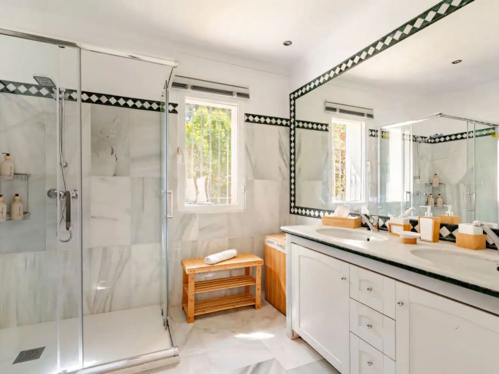 4 bedroom Villa for sale in Marbella with pool garage - € 1,750,000 (Ref: 9537184)