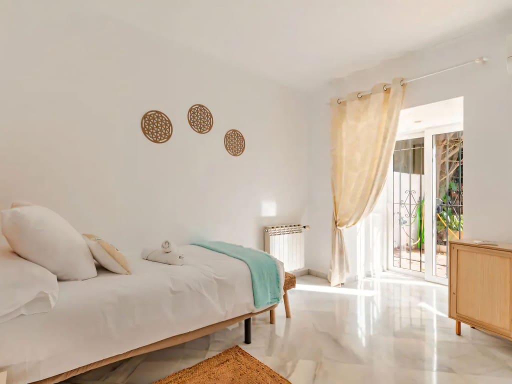 4 bedroom Villa for sale in Marbella with pool garage - € 1,750,000 (Ref: 9537184)