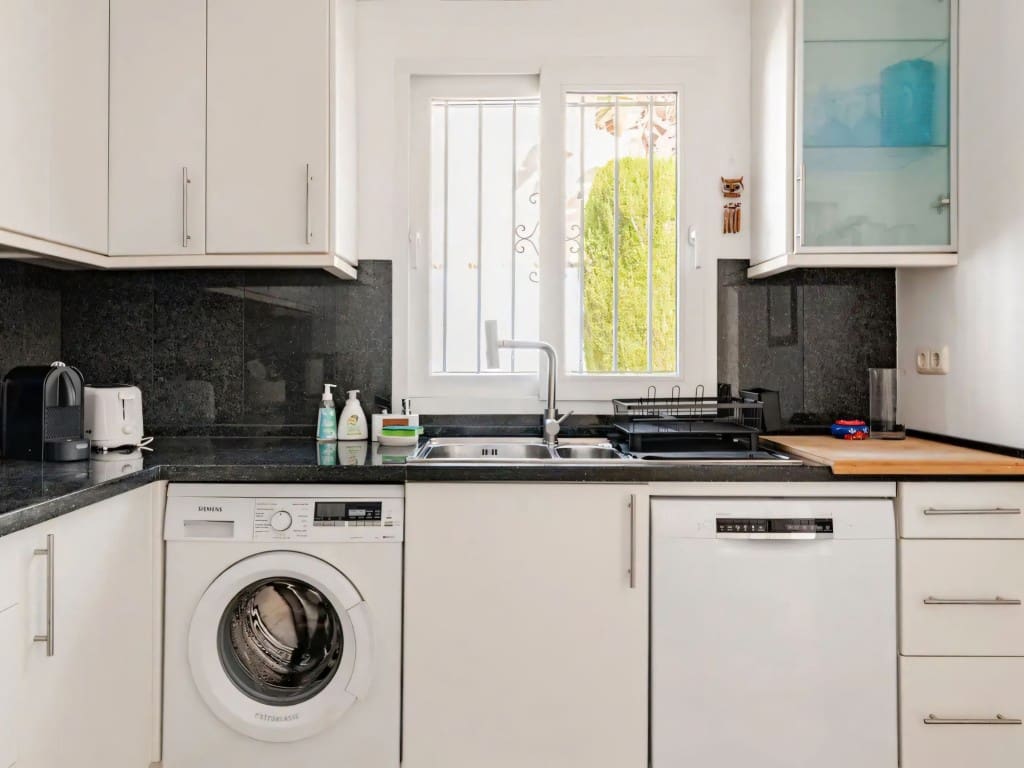 4 bedroom Villa for sale in Marbella with pool garage - € 1,750,000 (Ref: 9537184)