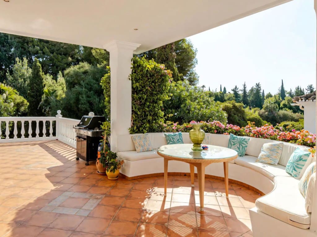 4 bedroom Villa for sale in Marbella with pool garage - € 1,750,000 (Ref: 9537184)