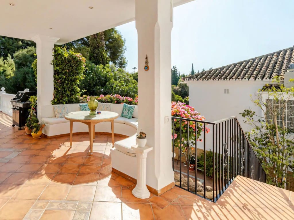 4 bedroom Villa for sale in Marbella with pool garage - € 1,750,000 (Ref: 9537184)