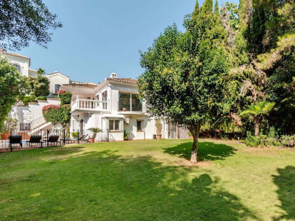 4 bedroom Villa for sale in Marbella with pool garage - € 1,750,000 (Ref: 9537184)