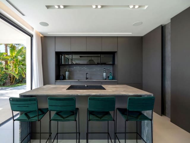 5 slaapkamer Villa te koop in Carib Playa, Marbella met zwembad garage - € 3.300.000 (Ref: 9540720)