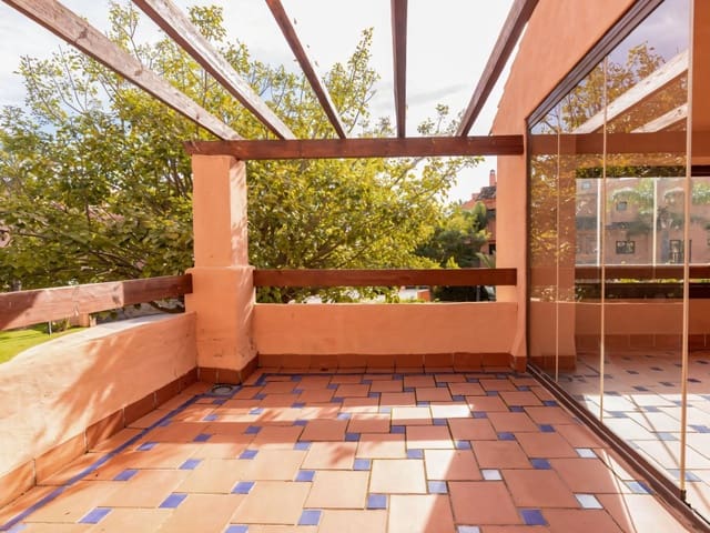 4 Zimmer Apartment zu verkaufen in New Golden Mile, Estepona mit Pool - 850.000 € (Ref: 9547505)