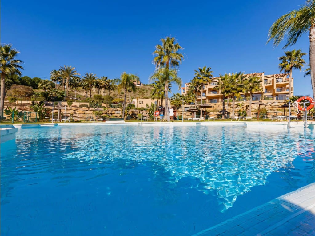 Apartamento de 2 habitaciones en Benahavís en venta con piscina - 599.000 € (Ref: 9547507)