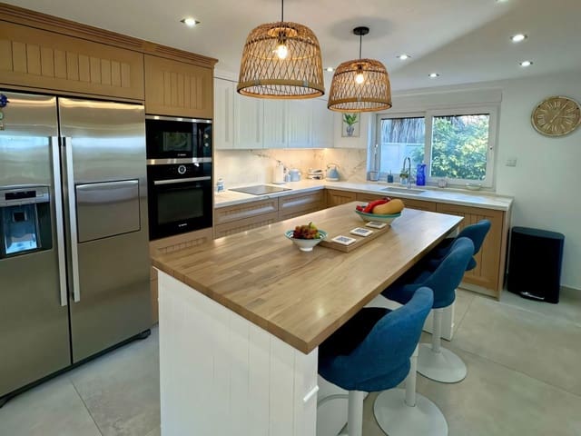 6 slaapkamer Villa te koop in Estepona met zwembad garage - € 1.560.000 (Ref: 9550564)