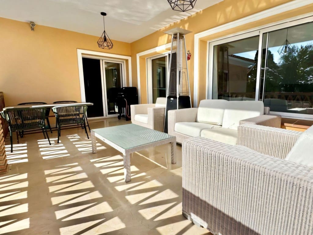 3 chambre Villa/Maison à vendre à Riviera del Sol avec piscine garage - 730 000 € (Ref: 9557530)