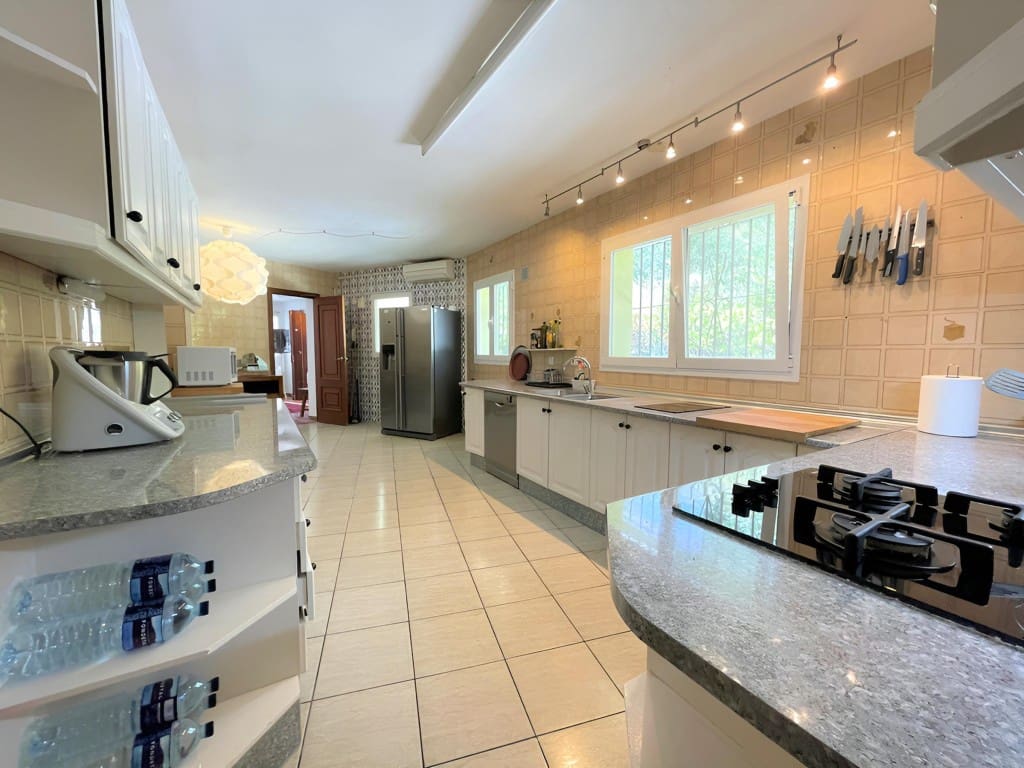 7 bedroom Villa for sale in Mijas with pool garage - € 1,600,000 (Ref: 9570457)