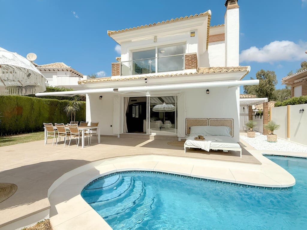 Chalet de 3 habitaciones en La Cala de Mijas en venta con piscina garaje - 1.095.000 € (Ref: 9585317)
