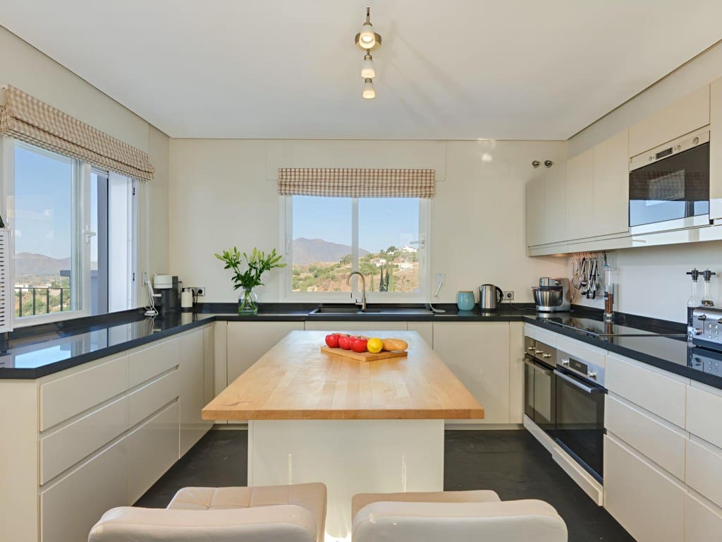 6 bedroom Villa for sale in Mijas with pool garage - € 1,850,000 (Ref: 9590643)