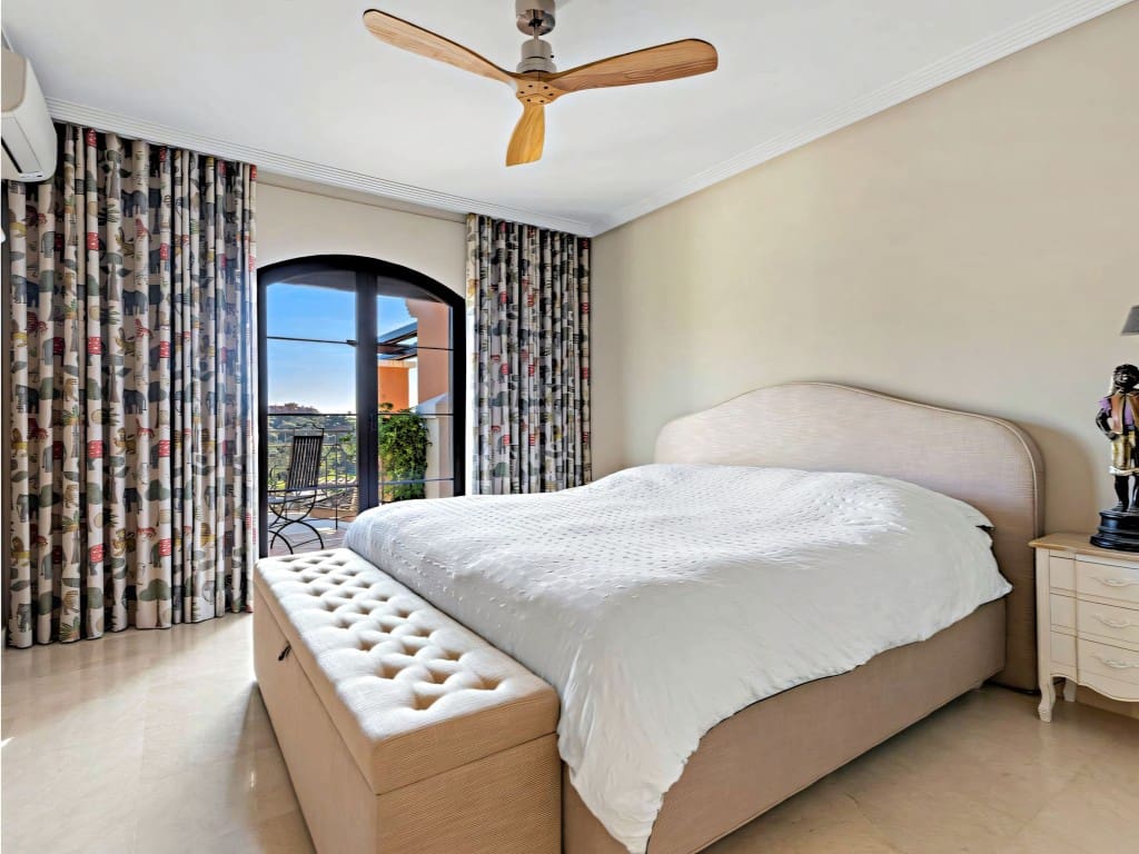 4 soveværelse Byhus til salg i Los Arqueros med swimmingpool garage - € 1.050.000 (Ref: 9598617)