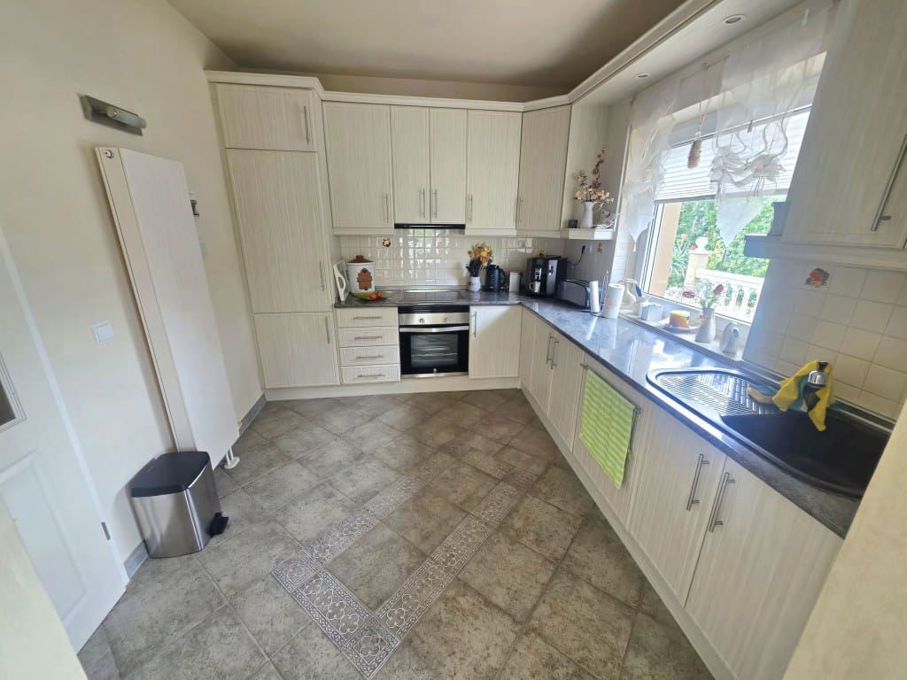 2 slaapkamer Villa te koop in Calahonda met zwembad garage - € 749.000 (Ref: 9600885)