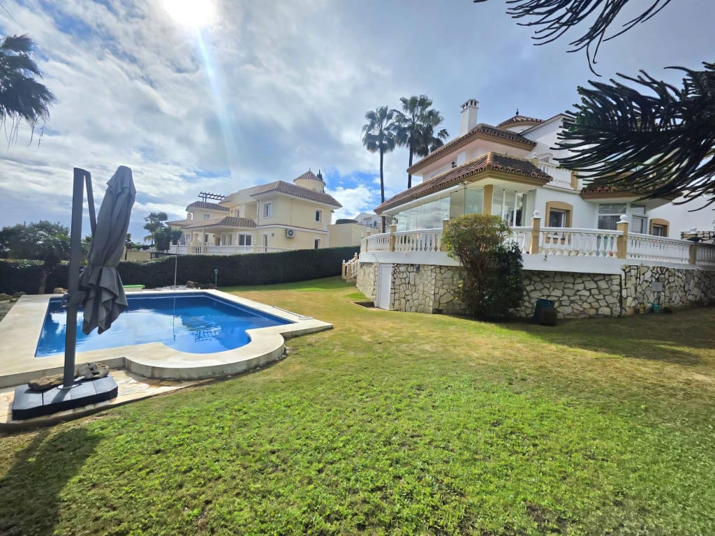 2 slaapkamer Villa te koop in Calahonda met zwembad garage - € 749.000 (Ref: 9600885)