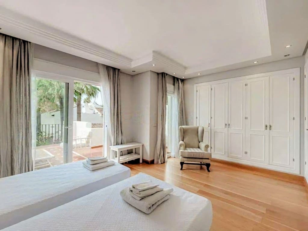 4 soveværelse Semi-Rækkehus til salg i Costalita med swimmingpool garage - € 1.095.000 (Ref: 9610767)