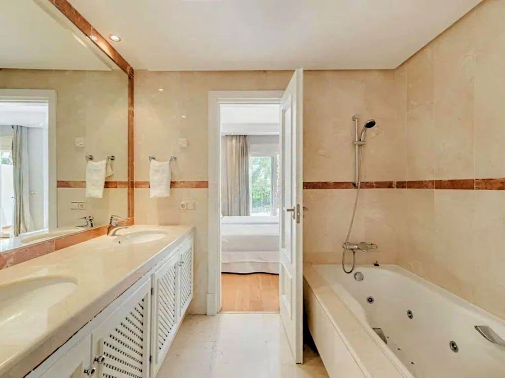 4 soveværelse Semi-Rækkehus til salg i Costalita med swimmingpool garage - € 1.095.000 (Ref: 9610767)