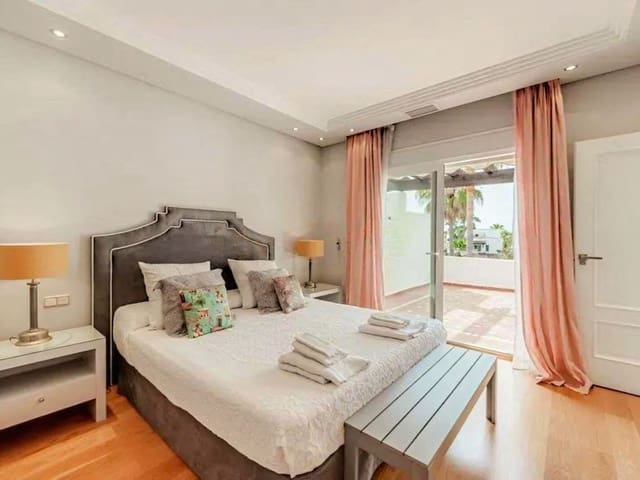 4 soveværelse Semi-Rækkehus til salg i Costalita, Estepona med swimmingpool garage - € 1.095.000 (Ref: 9610767)