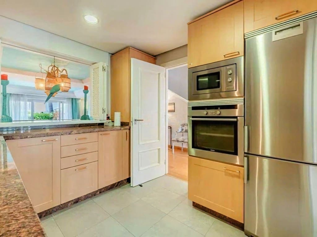 4 soveværelse Semi-Rækkehus til salg i Costalita med swimmingpool garage - € 1.095.000 (Ref: 9610767)