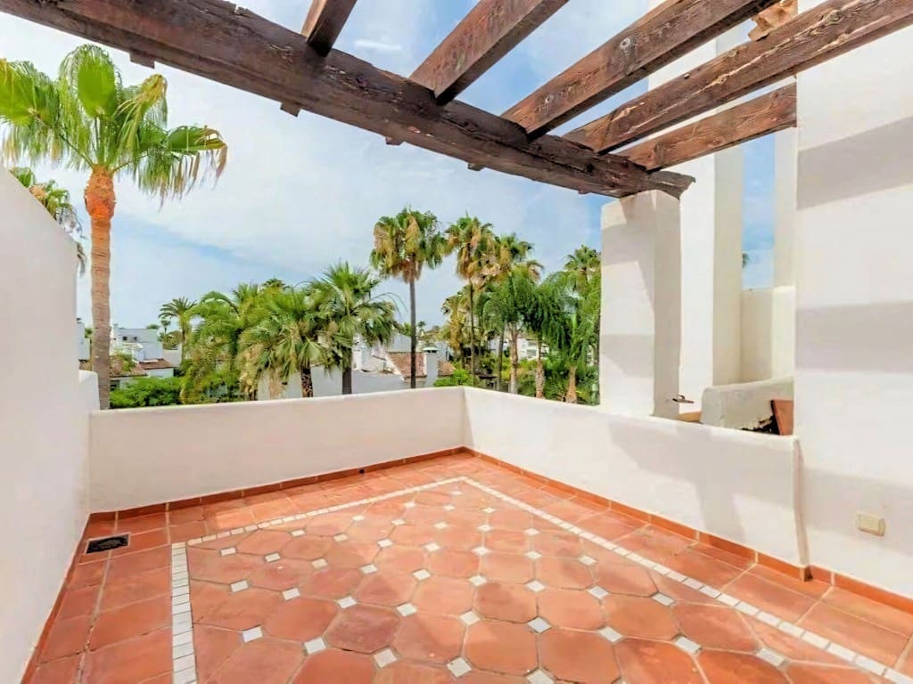 4 soveværelse Semi-Rækkehus til salg i Costalita med swimmingpool garage - € 1.095.000 (Ref: 9610767)