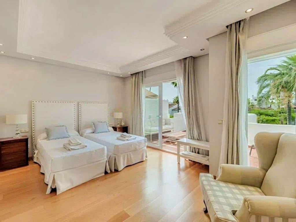 4 soveværelse Semi-Rækkehus til salg i Costalita med swimmingpool garage - € 1.095.000 (Ref: 9610767)