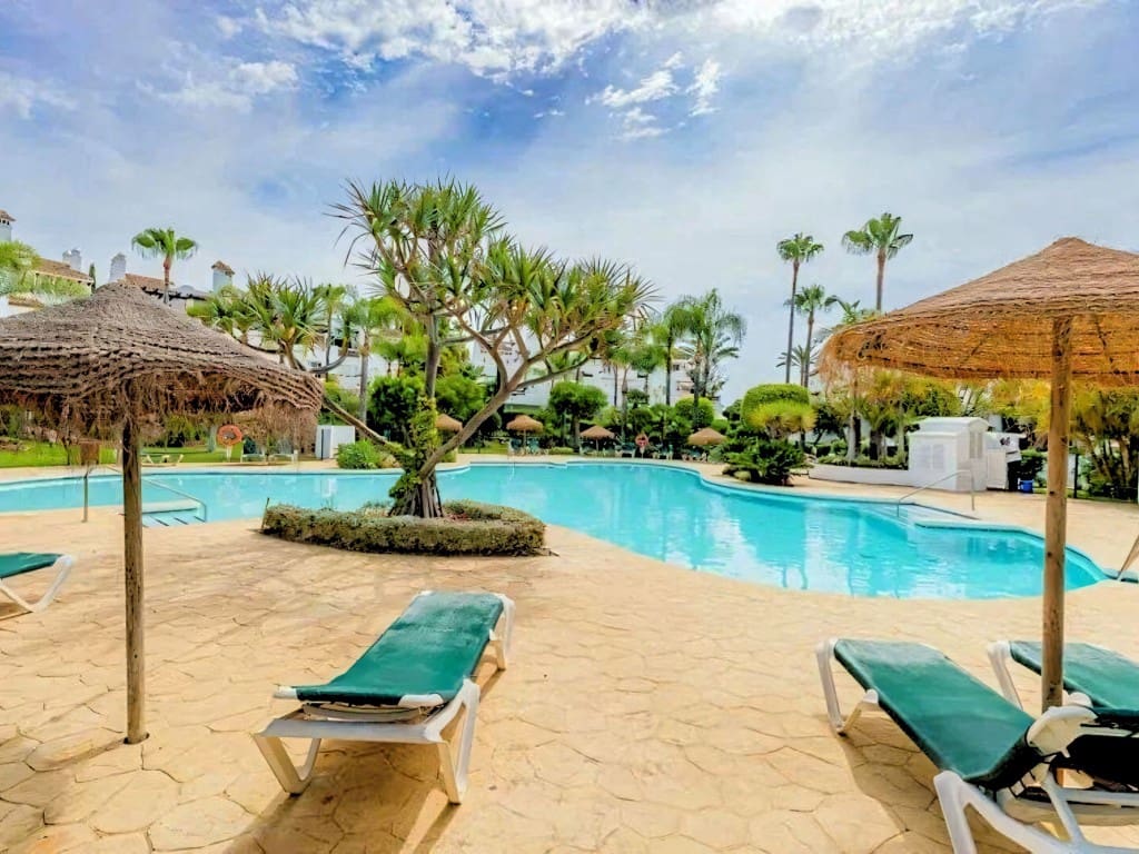 4 soveværelse Semi-Rækkehus til salg i Costalita med swimmingpool garage - € 1.095.000 (Ref: 9610767)