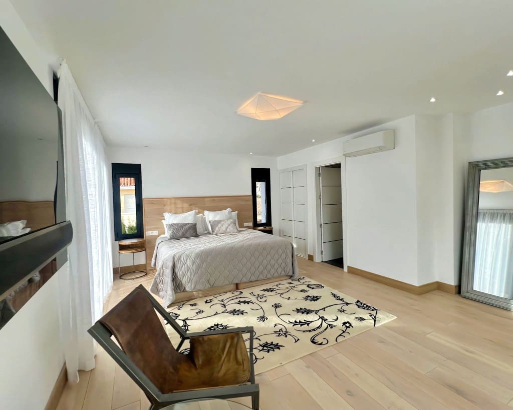 4 bedroom Villa for sale in Nueva Andalucia with pool garage - € 2,790,000 (Ref: 9614646)