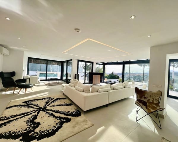 4 bedroom Villa for sale in Nueva Andalucia, Marbella with pool garage - € 2,790,000 (Ref: 9614646)