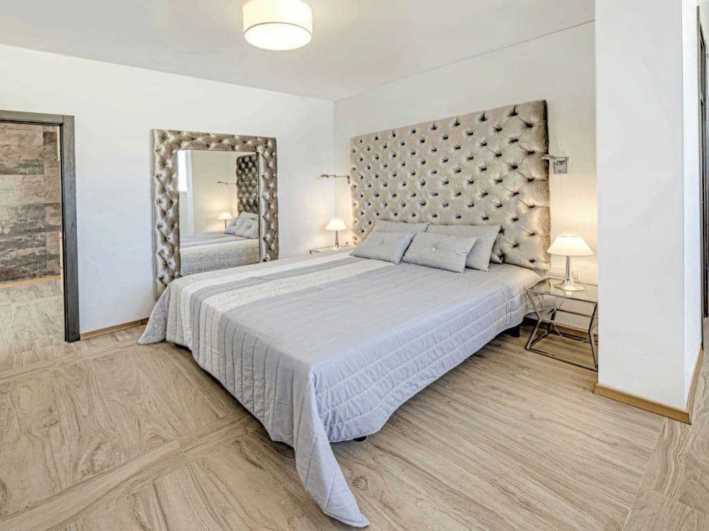 2 bedroom Penthouse for sale in Estepona - € 1,550,000 (Ref: 9618877)