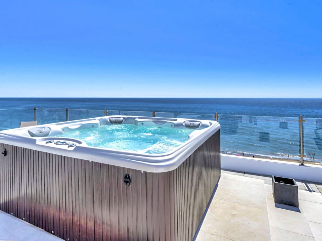 2 bedroom Penthouse for sale in Estepona - € 1,550,000 (Ref: 9618877)